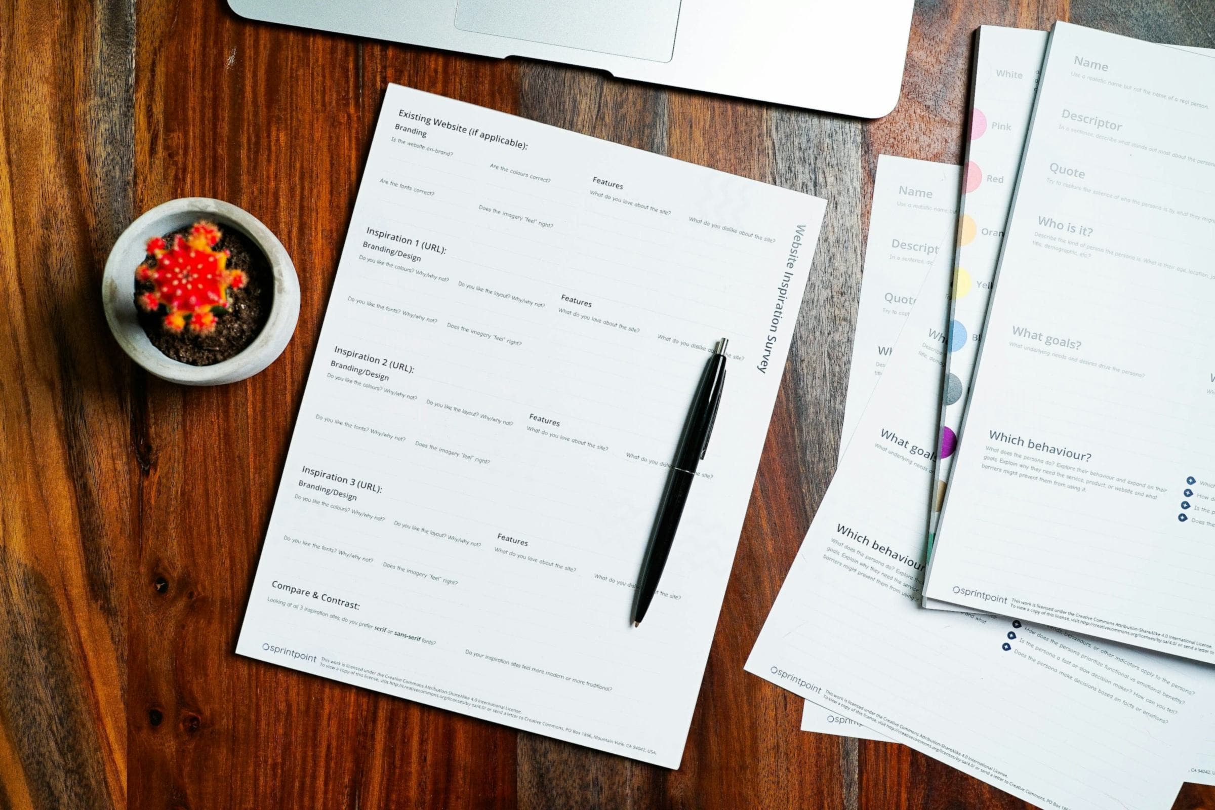 Formulare und Stift auf einem Holzschreibtisch