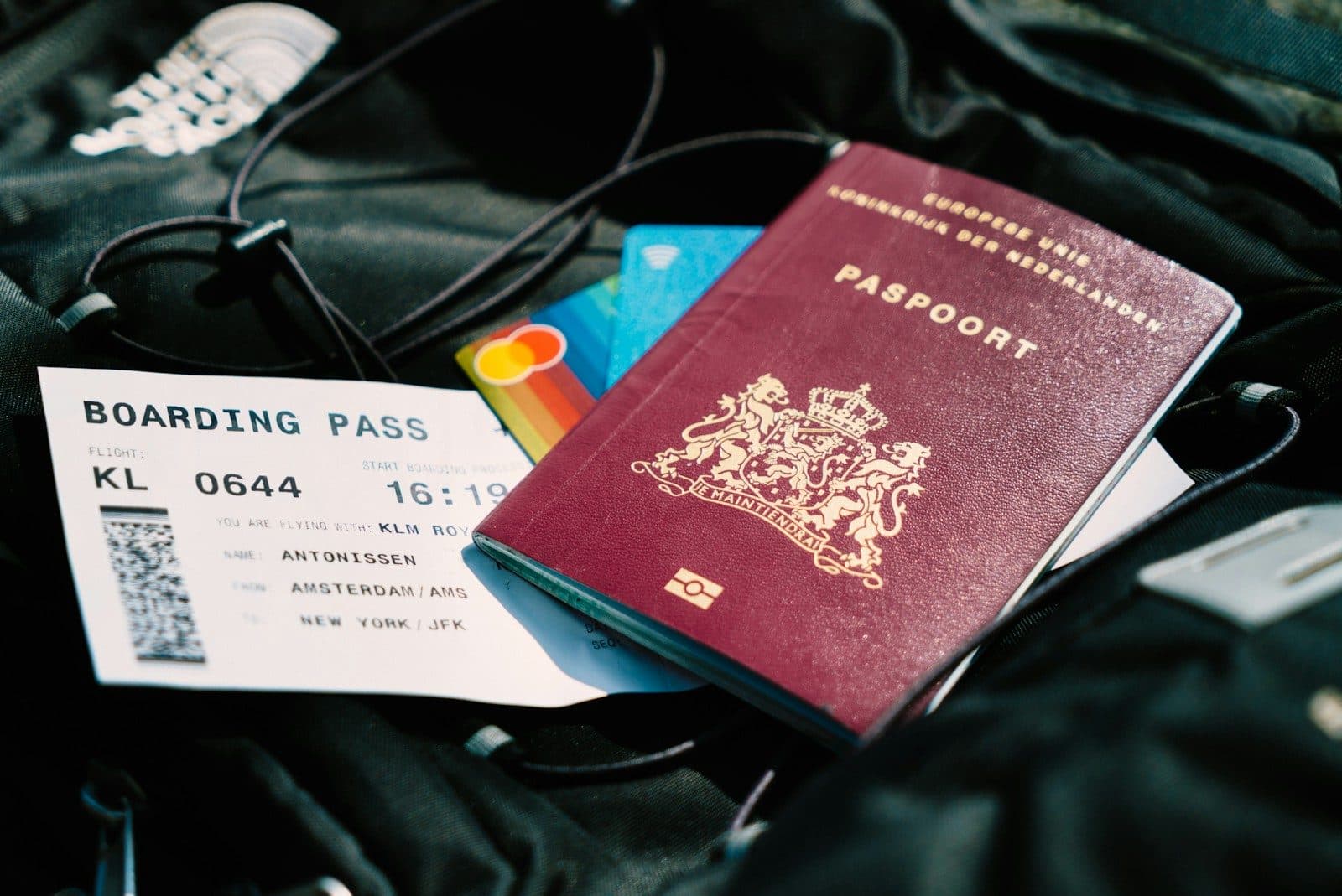 Reisepass und Bordkarte griffbereit in der Tasche