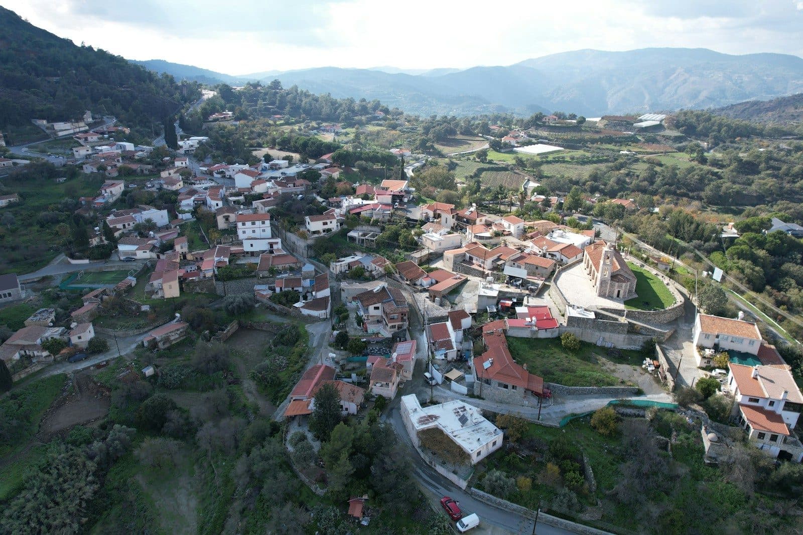 Bergdorf Kellaki im Hinterland von Limassol aus der Luft