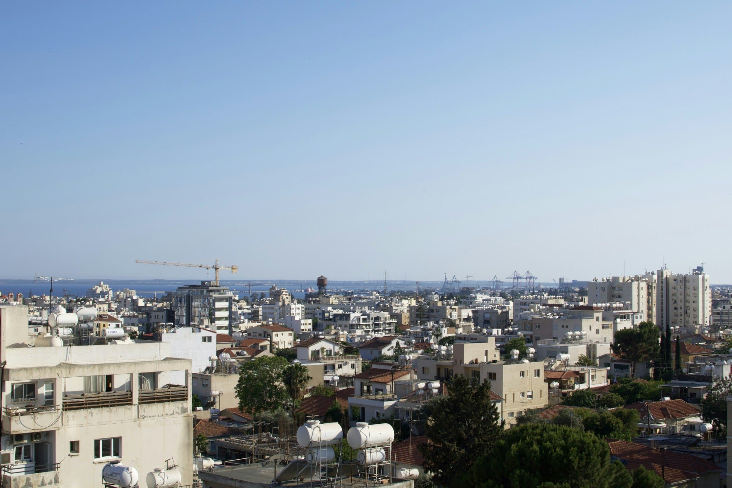 Blick über die Dächer von Limassol bis zum Meer