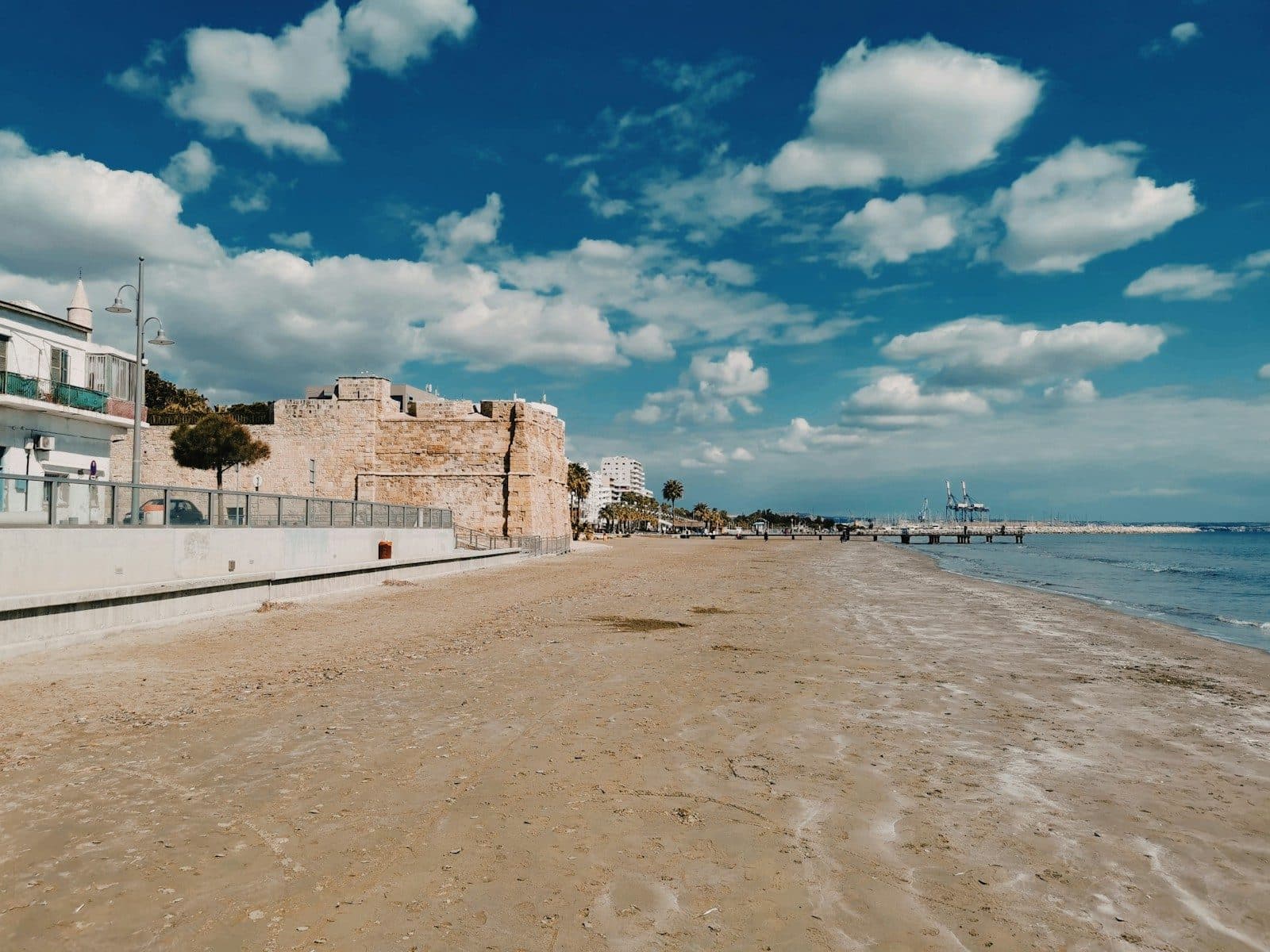 Finikoudes-Strand mit dem mittelalterlichen Fort von Larnaca