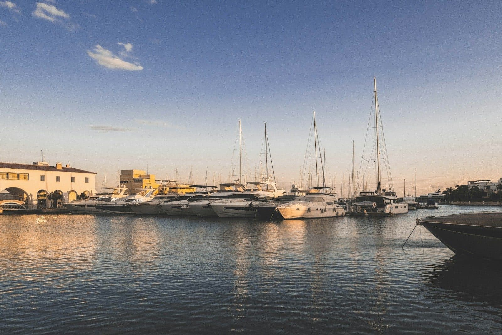 Yachten im Hafen von Limassol im Abendlicht