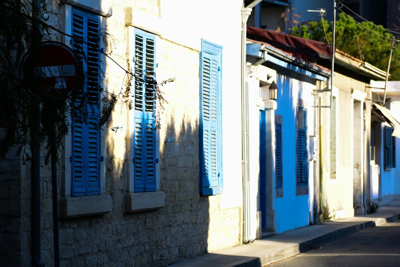 Häuserzeile mit blauen Fensterläden in der Altstadt von Limassol