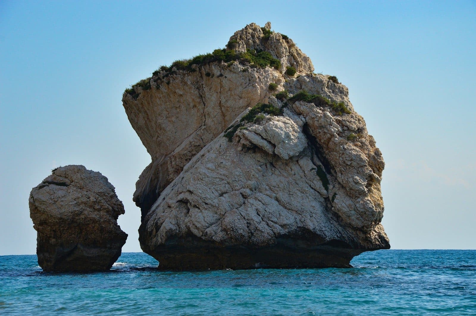 Felsen der Aphrodite (Petra tou Romiou) im türkisfarbenen Meer