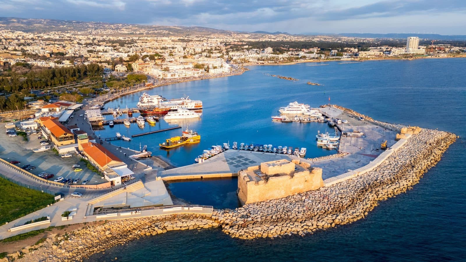 Hafen von Paphos mit dem mittelalterlichen Fort aus der Luft