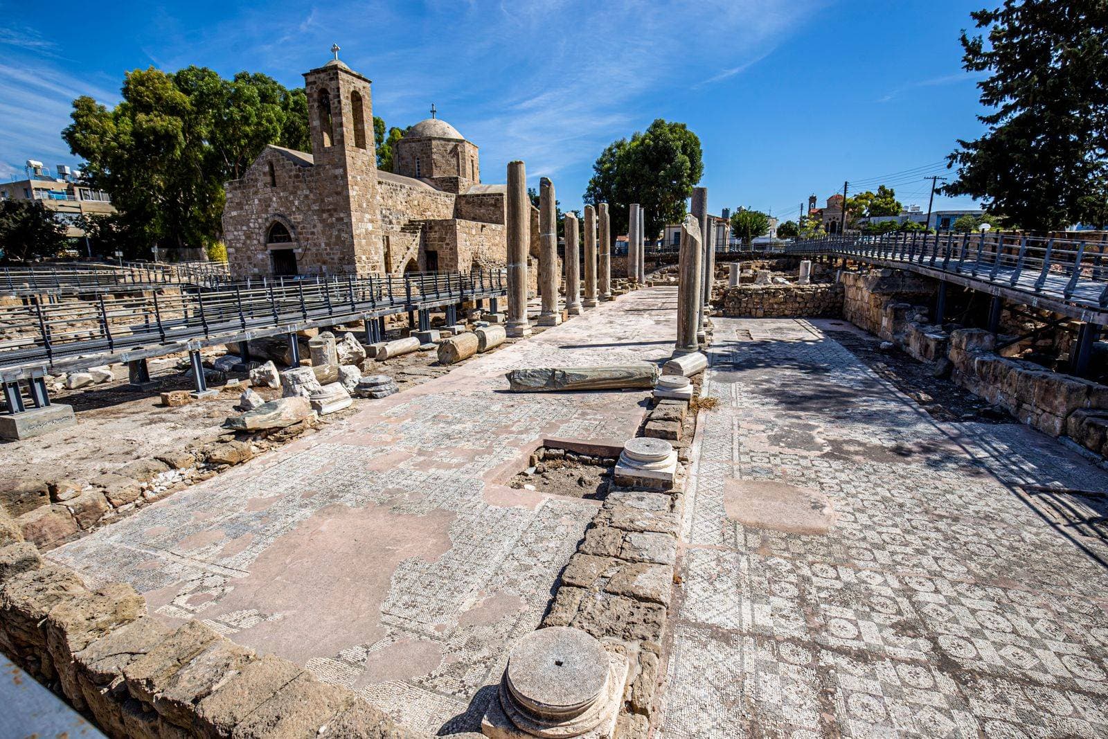 Antiker Mosaikboden und Säulen bei der Kirche Agia Kyriaki Chrysopolitissa in Paphos