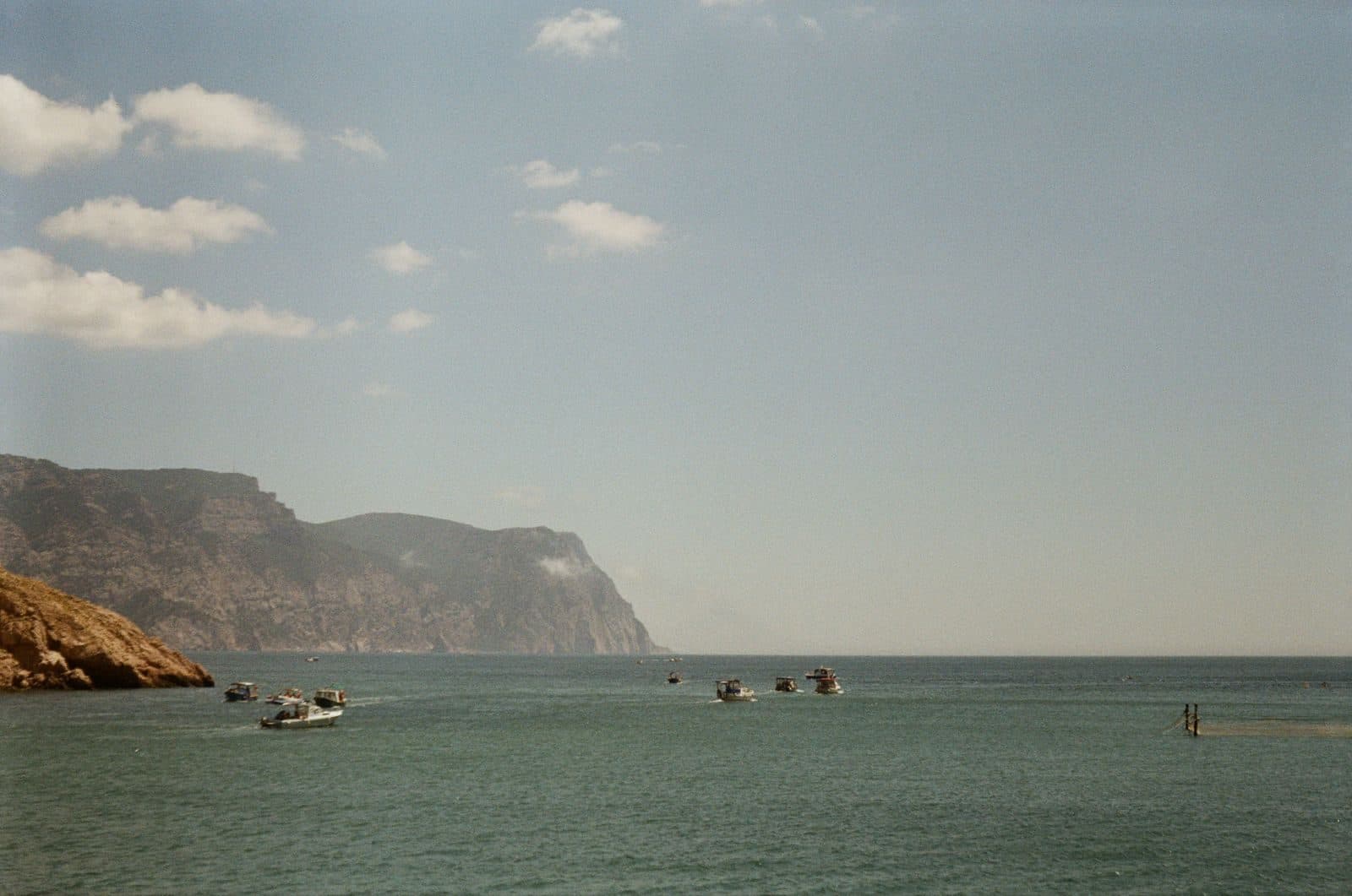 Boote vor der Steilküste der Akamas-Halbinsel