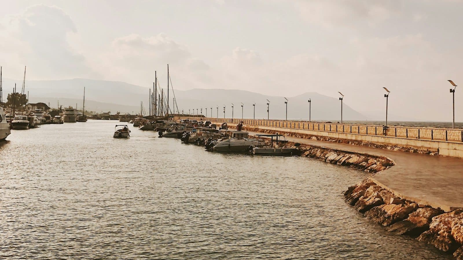 Hafen von Latchi mit Booten und Mole